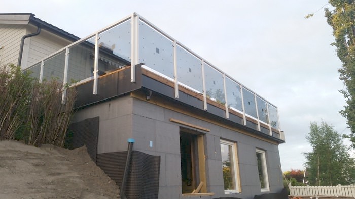 Påbygg i betong med takterrasse og glassrekkverk