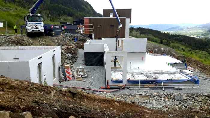Betongarbeid på nybygg med betongpumpe i Trøndelag