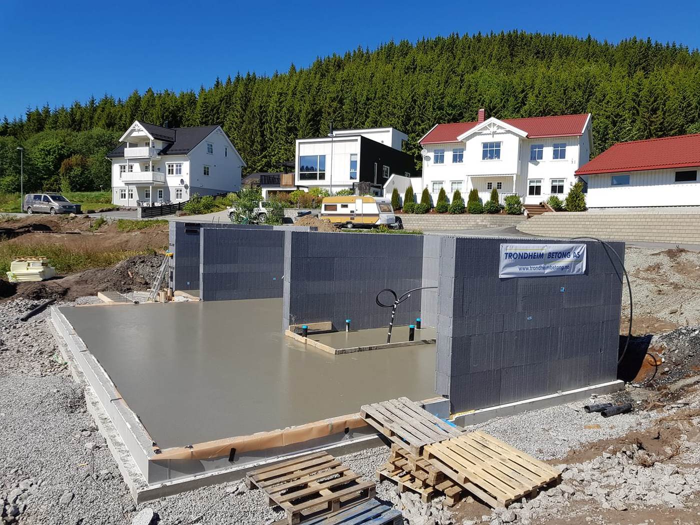 Ferdig støpt plate og grunnmur i boligfelt i Trondheim