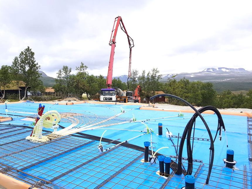Betongpumpe i arbeid på plate med damptett duk